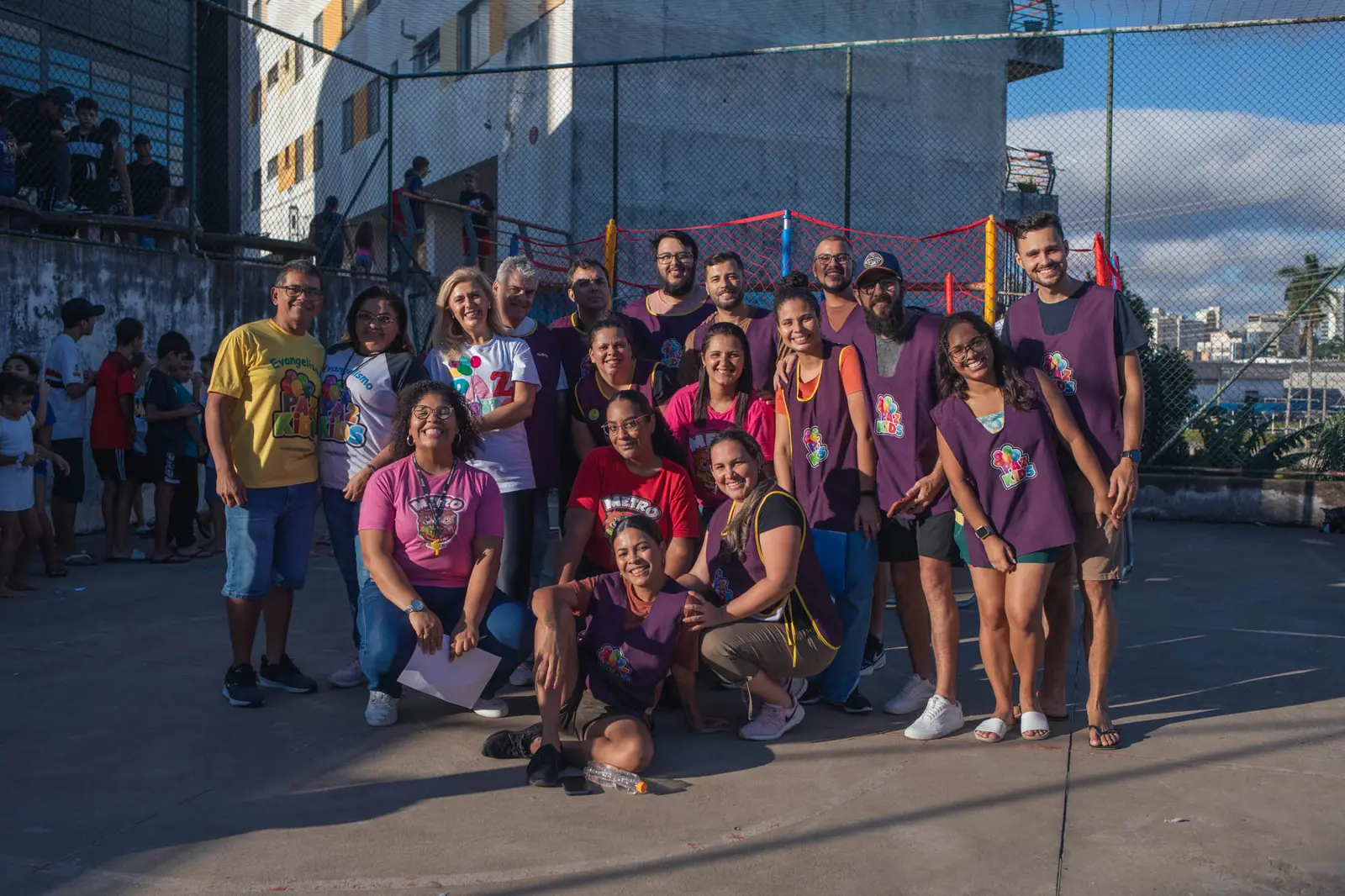 Voluntários do Paz Kids em Ação reunidos na quadra