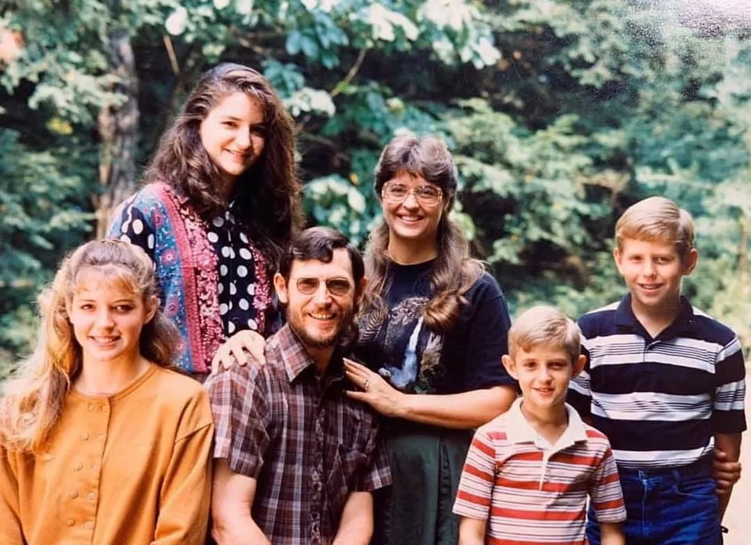 O Pastor Lucas Huber e a Pastora Christine com os quatro filhos, numa foto antiga de família